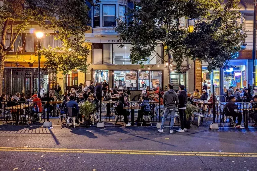 A crowd enjoys food and drink along 贝博体彩app's Valencia Street